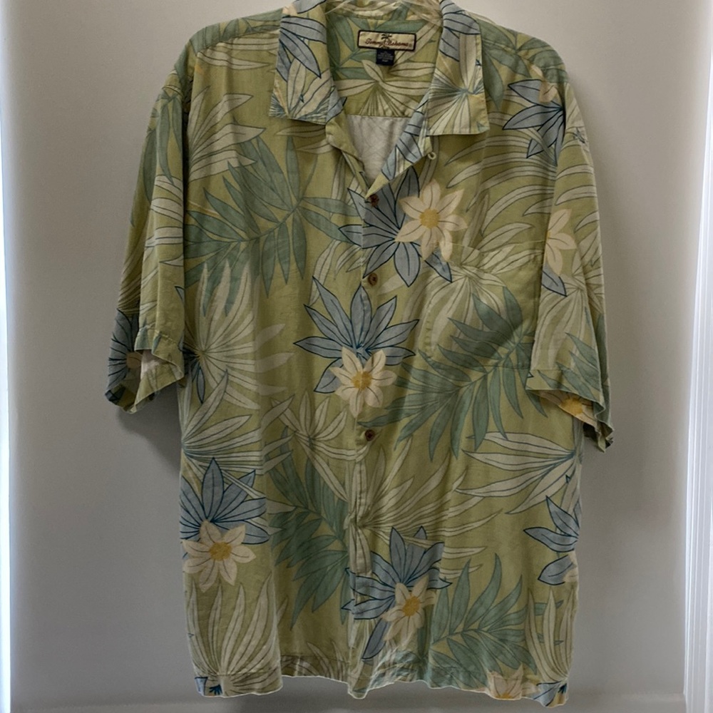 Tommy Bahama Mens XL short sleeve, Tropical print 100% Silk.